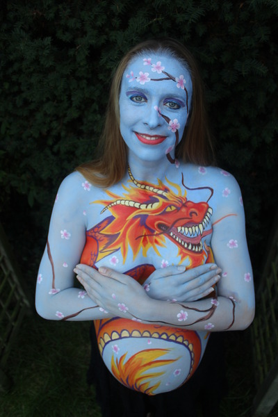 bodypaint Een vriendin doet de opleiding voor grimeur en wilde mij als model voor een belly/bodypaint gebruiken. Aangezien onze ongeboren zoon als project/koosnaampje "Draakje" had, heeft zij mijn buik als nestje van een draak beschilderd.