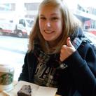 Anthe &acirc;�&yen; Dit is Anthe, deze foto is op reis in New York getrokken ze was namelijk nog nooit in New York geweest maar toen ze daar was kon ze het niet laten om haar grote duim op te steken voor de foto  (: . anthe is een zeer toffe , lieve , grappige meid!&acirc;�&yen;