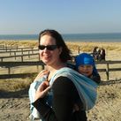  Lekker op het strand wandelen met zoontje in de draagdoek!