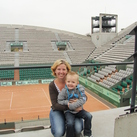 Ik en me binkie! Dit ben ik met ons binkie, Sebbe is net 4 jaar geworden en deze foto is van eind oktober, gemaakt op centre court op Roland Garros in Parijs. In dit weekend en ben ik door mijn vriend, met hulp van Sebbe;), ten huwelijk gevraagd.