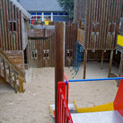 Het 'fort' van Koekeloere De kinderen kunnen lekker buiten spelen in het fort bij Koekeloere.