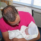 eerste keer Papa heeft hier voor het eerst zijn kleine meisje vast, wat een prachtig moment <3