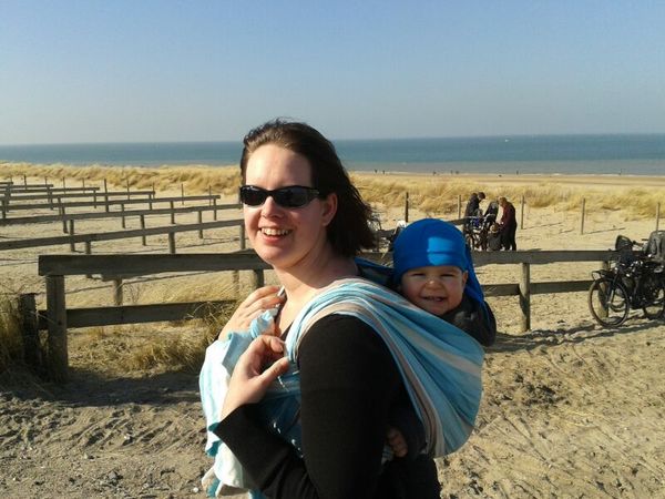  Lekker op het strand wandelen met zoontje in de draagdoek!