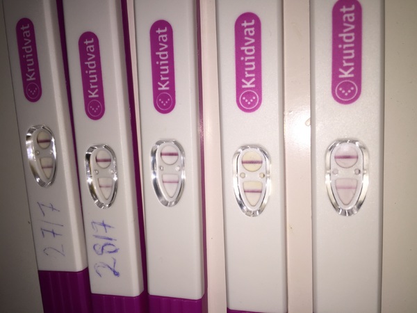 Ovulatietesten Ben ik nou zwanger of niet , ben al 10 dagen overtijd heb verschillende symptomen , en blijf positief testen :) hoop dat dit op zwangerschap duidt 
Met een echt zwangerschapstest noch nog even wachten 
