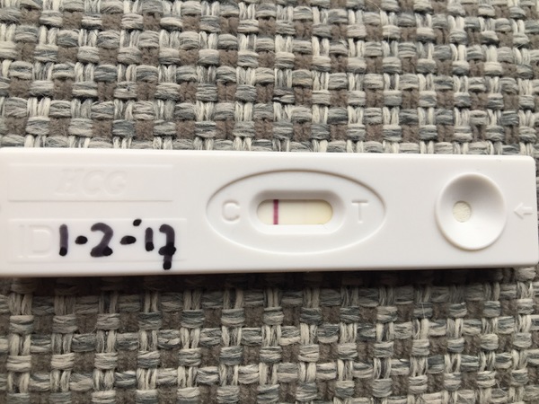 Zwanger 1-2-'17 positief 31-01-17 was de 1e test heeeeeeel licht positief. Bijna echt niet te zien. Vandaag weer getest natuurlijk nog licht maar al iets beter te zien. De test is ook heel vroeg. 5 febr is pas echt de test dag.