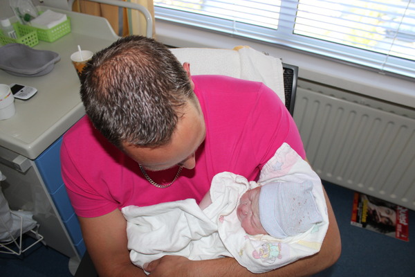 eerste keer Papa heeft hier voor het eerst zijn kleine meisje vast, wat een prachtig moment <3
