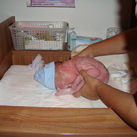 Kleinzoon Daley Onze kleinzoon Daley geboren 14-1-2011 om kwart over 5.
Zijn favoriete houding in moeders schoot.