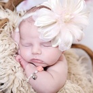 baby armbandje met bloem Dit feestelijk baby armbandje combineert glanzende witte pareltjes, een lichtroze bloemetje en een lief hartje. Mooi armbandje voor meisje - meisje. Ook heel geschikt voor bruidsmeisjes.