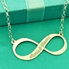 zilveren infinity ketting, personaliseer met 2 kindernamen Het infinity symbool heeft wereldwijd de betekenis van oneindigheid. Hoe toepasselijkheid om hierin de twee namen van je kinderen in te graveren?! Geleverd in een luxe sieradendoosje, gelijk klaar om cadeau te geven.