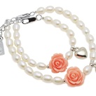 Moeder en dochter armbanden 'Flower Power' met hartje Bekend van KEK Mama! Deze feestelijke Mama - dochter armbanden combineren glanzende witte pareltjes, een lichtroze bloemetje en een lief hartjes bedeltje. Mooie armbandjes die lekker opvallen...zodat iedereen kan zien dat jullie bij elkaar horen!