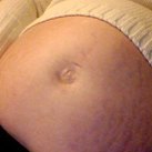 liggende buik 25 weken zwanger buikje. En grappig naveltje :-)