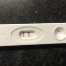 Test met 5 weken zwanger Teststreep kwam tegelijk op met de controlestreep. Hormonen lijken goed opgelopen te zijn :)