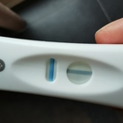 Zwangerschapstest  Wat denken jullie? Had pas een half uur na de test gekeken dus buiten de afleestijd hekhelaas. 