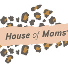 House of Moms  House of Moms is de online webwinkel voor hippe baby- en kinderspulletjes. Van babyuitzet tot kraamcadeaus tot babyverzorging;  House of Moms heeft het allemaal. We verkopen o.a de merken Jollein, Mushie, Friggs, Naïf, Childhome en Jabadabado. 
 
Naast de verkoop van producten zijn er ook verschillende blogs te lezen op de website waaronder mijn persoonlijke blog ‘ de weg naar een kindje’. Mocht je het zelf leuk vinden om een blog te schrijven, wij plaatsen ook gastblogs. Verder kun je verschillende tips & weetjes lezen over diverse baby/kinderonderwerpen. Nieuwsgierig? Neem gerust een kijkje op onze website onder het kopje ‘blog’.
 
Wij proberen keer op keer weer leuke acties voor jullie te bedenken. Op onze Instagram en Facebook pagina kun je deze bijhouden. We hebben o.a. wekelijks een donderdagdeal. 
 
Ben je net kersverse ouders geworden of is je kindje jarig dan kun je bij ons een persoonlijke kortingscode van 20% aanvragen. De voorwaarden vind je op onze website onder het kopje acties. 
 
Ook voor cadeautjes ben je bij House of Moms aan het goede adres. Zoek je nog een leuk cadeautje voor je zwangere vrouw, vriendin, dochter, zus, schoonzus of collega? Geef dan het 6 maanden verrassingspakket. Je zal waarschijnlijk denken waarom 6 maanden? Meestal na 3 maanden weet je dat iemand zwanger is en wat is er dan leuker om een 6 maanden verrassingspakket cadeau te geven. Degene die zwanger is heeft als het goed is nog 6 maanden te gaan, dus 6 cadeautjes tot de bevalling. Meer informatie vind je op de website onder het kopje ‘verrassingspakket’. 
 
Uiteraard pakken wij gratis alles leuk voor jullie in. Mocht je vragen of hulp nodig hebben bij het uitzoeken van je producten dan helpen wij je graag. Je kunt ons bereiken via app, mail en het contact formulier op de website. 
 
Je kunt met een gerust gevoel online winkelen bij House of Moms want wij zijn aangesloten bij webwinkelkeur. 
 
We hopen dat je goede impressie hebt gekregen van House of Moms. Wij verwelkomen je graag op onze webshop. 
 
Liefs Mary en Joan 
 