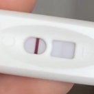 Positief of niet  Ik heb een maand geleden mijn anticonceptiestaafje laten verwijderen. Dus ik heb echt geen idee hoe mijn cyclus is. Ik vond het lang duren en heb toch maar even een test gedaan. Is dit negatief of positief? Dit is met ochtend urine bij middag urine heeft de test negatief aan help!