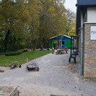 Buitenterrein achterzijde KrisKras De kinderen kunnen lekker buiten spelen bij KrisKras-De Kei.